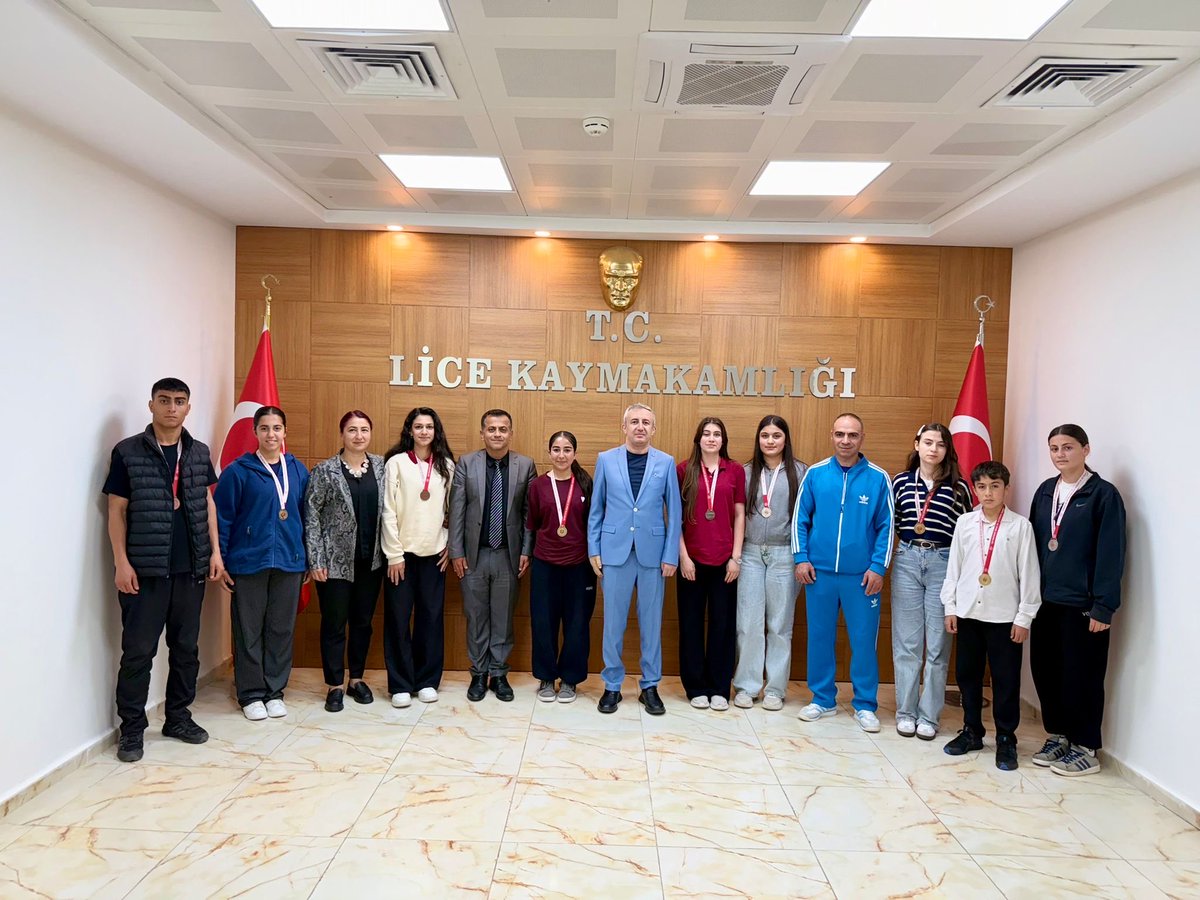 TC_Lice's tweet photo. Sporda Başarıya Makamda Tebrik 👏

Kaymakamımız Sayın Muhammet İKİS; Bilek Güreşi, Boks ve Wushu alanlarında gerçekleştirilen Avrupa Milli Takımı, Türkiye Milli Takımı ve İl Düzeyinde gerçekleştirilen şampiyonalarda ilçemizi başarıyla temsil ederek hepimizi gururlandıran öğrencilerimizi makamında kabul etti. 

Gerçekleştirilen şampiyonalarda kendi alanlarında dereceye giren;

🥇İsmail Burusk DELİDERE, Faruk DELİDERE, Şilan SOYTAŞ, Ekin Avşin AYDER, Muhammed Can BAYHAN, Cansu HARMAN, Miran YILDIZ
🥈Zeynep AKSUCU ve Elif GÖZEN
🥉Avin GÖZEN, Musa HAZAR ve Ela Nur TARUK’ u  makamında kabul eden Sayın Kaymakamımız, azim ve özverinin sonucunda elde etmiş oldukları başarılarından dolayı öğrencilerimizi ve emeği geçen eğitmenlerimizi tebrik ederek başarıların devamını diledi. 🥊 🥋💪🏆

#spordabaşarı 

@IkisMuhammet 
@dbakirvalilik