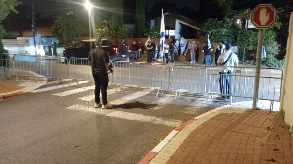 BenCaspit's tweet photo. עכשיו. הפגנה קולנית, רמקולים, זמבורות, קריאות ״עוכר ישראל״ או ״בוגד״, או ״נאצי״ ושאר גידופים, מול בית הרמטכ״ל. מחאה על החייל שנשפט למחבוש בגלל הפאץ׳ משיח. רוצים להחליש את הרמטכ״ל מול הצבא, לפגוע בשדירת הפיקוד. כל זה באמצעות גידופים, קללות ועלילות. כאילו לא חסרות לנו, ולרמטכ״ל, צרות.
