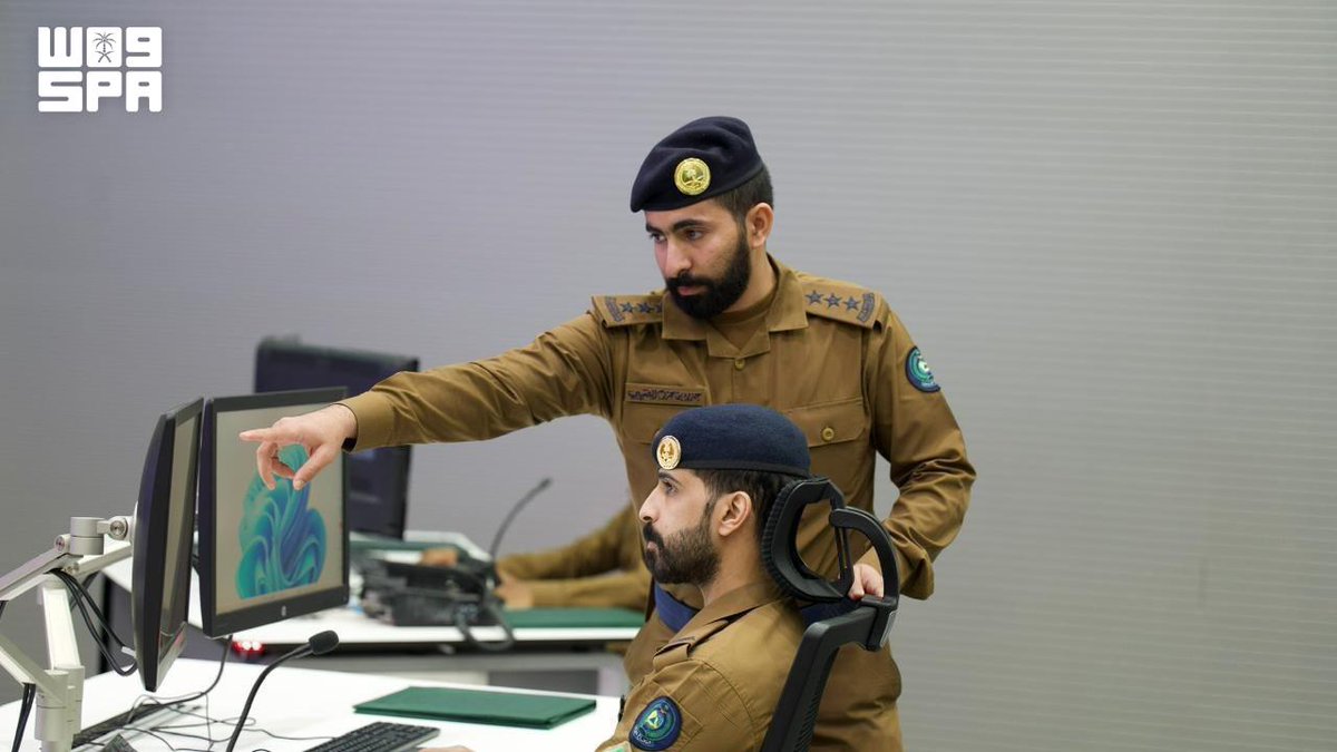 AlRiyadh's tweet photo. قوات الدفاع المدني بالحج تتابع مؤشرات الأداء الميداني للمشاعر المقدسة بغرفة القيادة والتحكم 🕋📍

https://t.co/dCHYgJlFfZ 

#حج_1447هـ 🕋 | #حياكم_الله 🇸🇦 https://t.co/RXXriX8Ufq