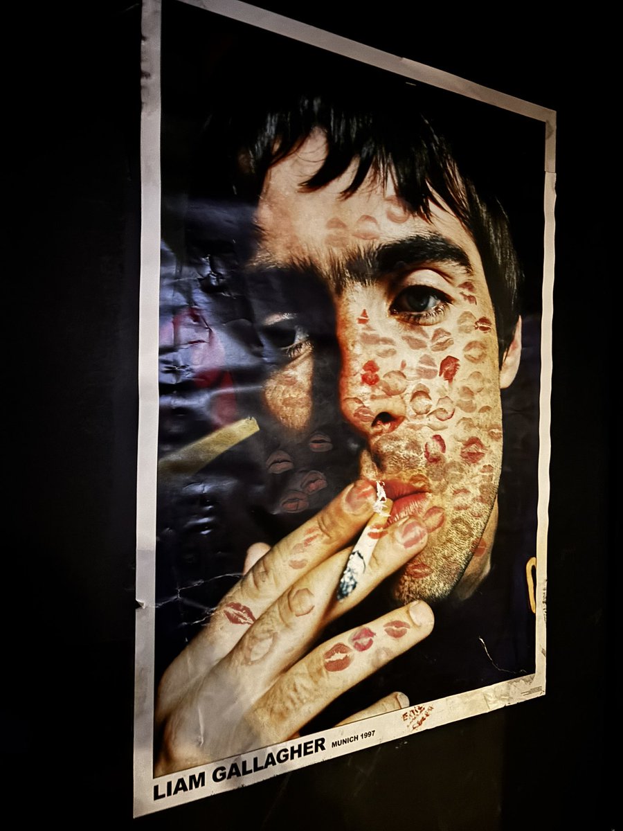 salvadelacidra's tweet photo. YOU KNOW I HAD TO KISS THE LIAM POSTER https://t.co/e8LwRLw6EL