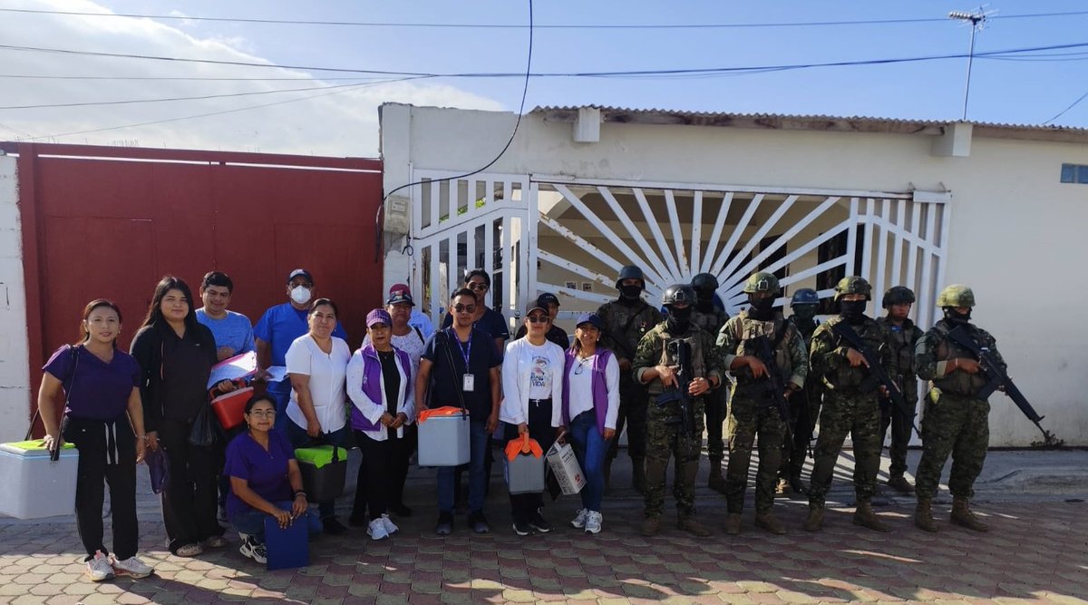 Salud_StaElena's tweet photo. 🫡 Nos activamos en territorio durante los tres días de Feriado Nacional por la Batalla del Pichincha 

💉 @Salud_Ec intensifica sus acciones de prevención contra el sarampión, desplegando más de 20 brigadas móviles de vacunación en los tres cantones en toda la provincia. https://t.co/dGWuEGwAJg