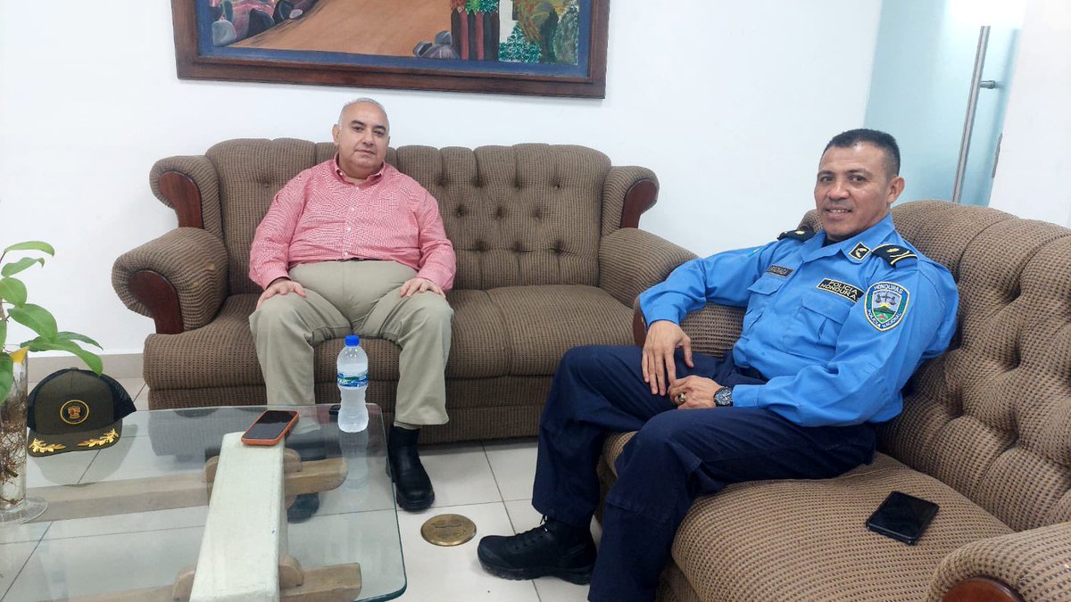 ALopezAlcalde's tweet photo. Reunión con jefe policía Nacional ; para continuar trabajando de la mano con las comunidades en el servio social como brigadas médicas y otras acciones a favor de nuestro pueblo 🙏 #ElProgresoYoro https://t.co/FaY5HUvQ6y