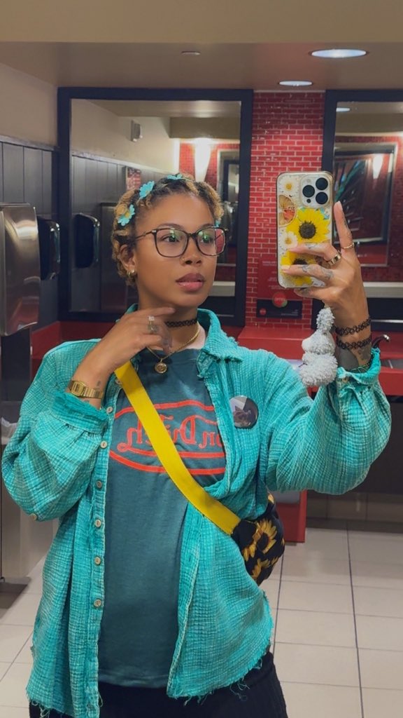 AlySiAAHH's tweet photo. #sadderday #sadderdaze🌀 🌻 https://t.co/0VgSMb9n4X