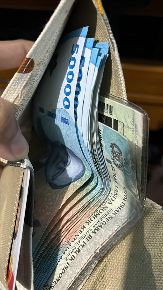 hermiladhea's tweet photo. alhamdulillah tetap bersyukur dapet gajiku yg mungil ini ditengah tgl tua🥹 (fyi gw gajian 2 weeks sekali) https://t.co/zvz4GmrR4i