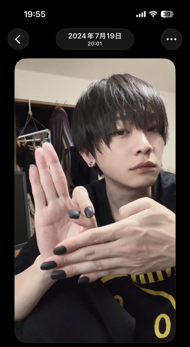 ido_append's tweet photo. ネイルの見せ方わかんなくてこれになったのマジで謎 https://t.co/OdLPkuOy3W