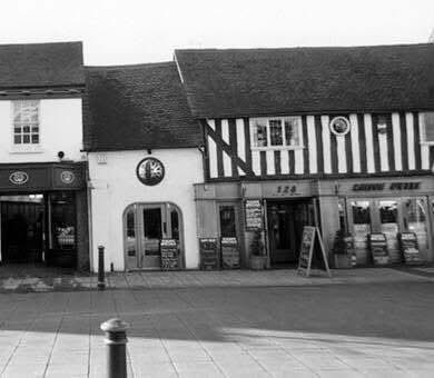SolihullUpdates's tweet photo. Raison d'Etre wine bar on #Solihull High St - 1998 #SwitchbackSaturday
The wine bar was situated in one of Solihull’s oldest buildings, Harborne House, from 1994 until it closed in 2000 to make way for the Touchwood development. Previously called Byron's which opened in 1973. https://t.co/QAnXSKb86C