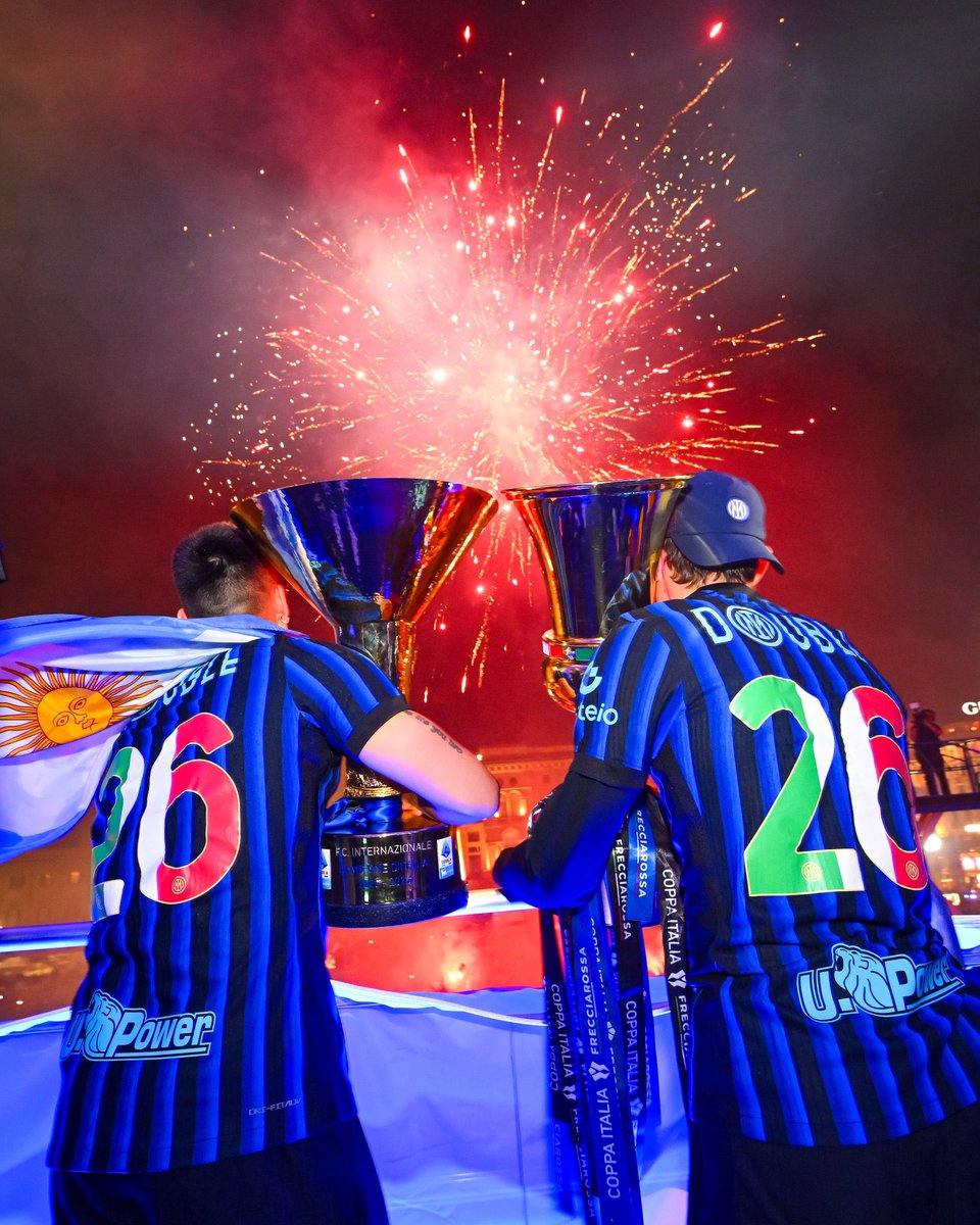 iHere_Inter's tweet photo. نهاية موسم جميل توّج به الإنتر بطلاً للسكوديتو للمرة الـ21 وبطلاً لكأس إيطاليا للمرة الـ10

• 87 نقطة في الدوري
• الهجوم الأقوى في الدوري بـ89 هدف.
• ديماركو الأكثر مساهمة في الدوري بـ25 هدف.
• لاوتارو هداف الدوري (17) وثاني أكثر اللاعبين مساهمةً بـ23 هدف.
• كيفو ثالث مدرب بتاريخ النادي يحقق الثنائية.
• كيفو كسر هيمنة المدربين الإيطاليين على السكوديتو، كأول مدرب أجنبي يفوز بالسكوديتو بعد جوزيه مورينيو. 
• كيفو ثاني من حقق السكوديتو لاعبًا ومدربًا للإنتر بعد أرماندو كاستيلاتزي قبل 88 عامًا.

فورزا إنتر 🏆🏆🖤💙🏅🏅