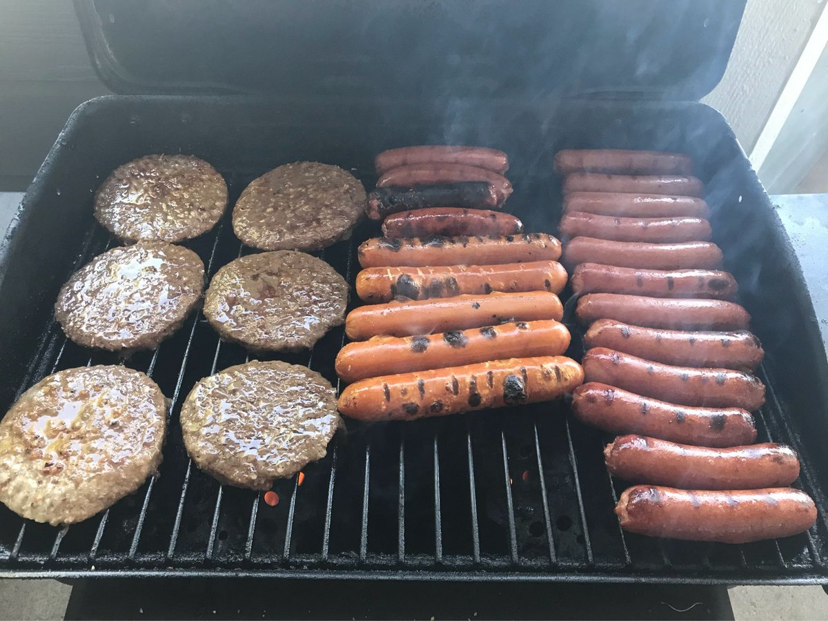HighCountryJNL's tweet photo. Burgers and hot dogs 🌭 grilling weekends make the neighbors say hi 👋 lol 😂 
#grilling #weekendvibes #readyforsummer #gettogether #letseat https://t.co/4SUEe3OQdS