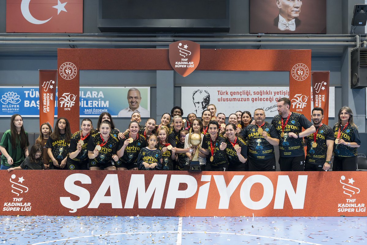 Hentbol_Fed's tweet photo. Kadınlar Süper Ligi’nde 2025-2026 sezonunu, Bursa Büyükşehir Belediyespor Kulübü şampiyon olarak tamamladı.

Şampiyonluğunu ilan eden Bursa temsilcisine kupa ve madalyaları, sezonun son iç saha karşılaşması olan Üsküdar Belediyesi Spor Kulübü maçının ardından Bursa Üçevler Spor Salonu’nda düzenlenen törenle takdim edildi.