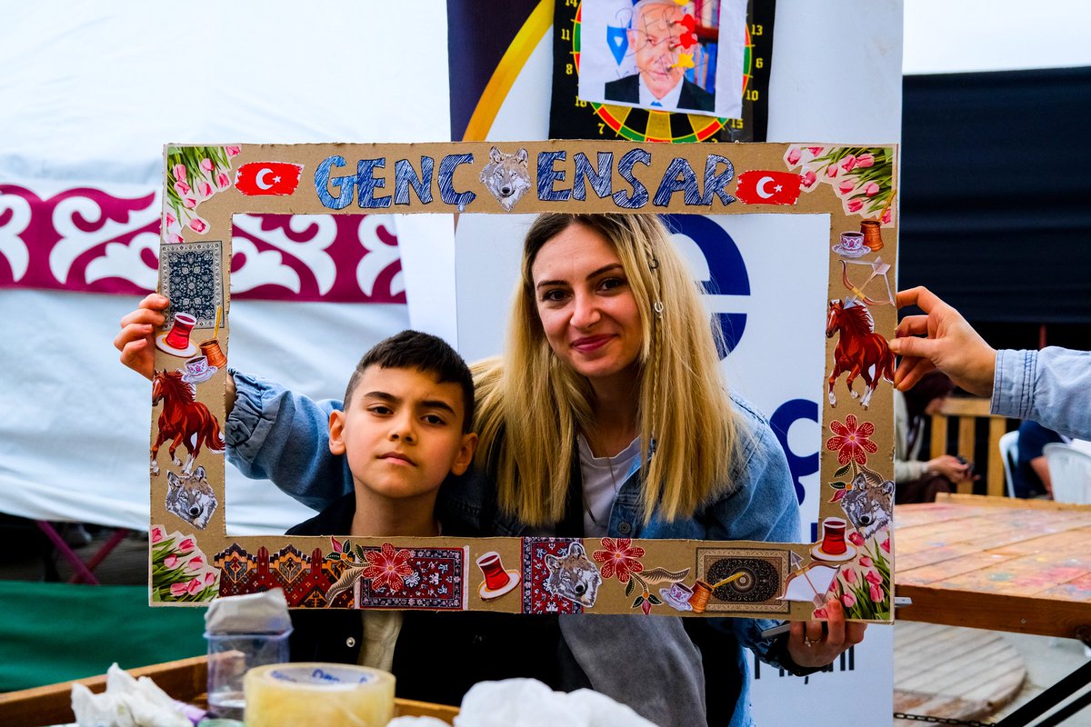 GencEnsarGM's tweet photo. Genç Ensar olarak 8. Etnospor Kültür Festivali’nde gelenekle, sanatla ve eğlenceyle dolu anlara eşlik ediyoruz. ✨ Kolaj atölyesi, yüz boyama, dart ve birbirinden keyifli aktivitelerle festival alanındayız.

📅 21–24 Mayıs
📍 Atatürk Havalimanı | İstanbul
📢 Tüm etkinlikler ve katılım ücretsizdir.

#EtnosporKültürFestivali #GençEnsar #Etnospor