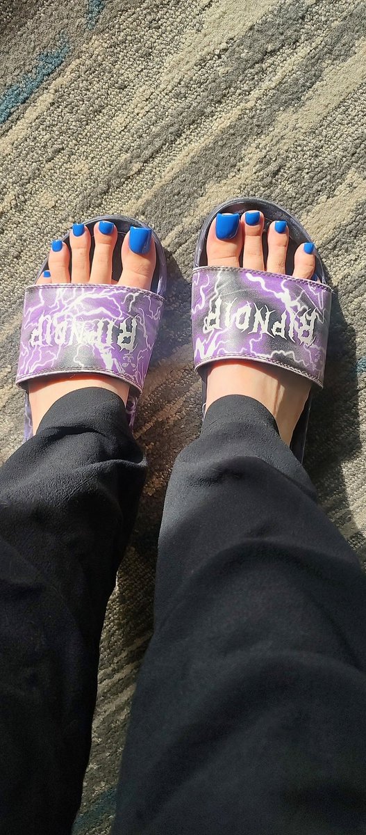 goddessmickee's tweet photo. Current color 💅💙. https://t.co/46PwBOPNwB