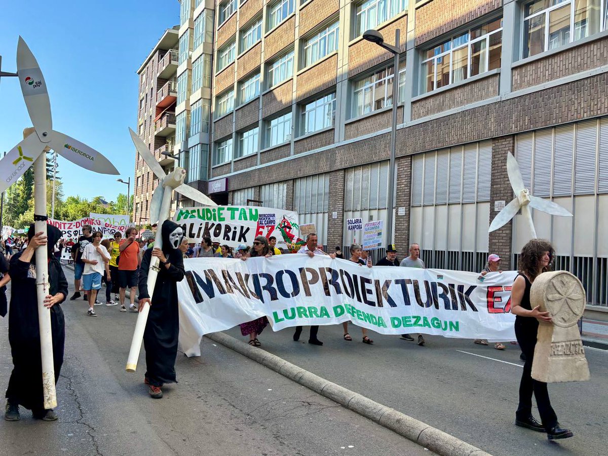 STEILAS_'s tweet photo. 📢🌱Gaur, kalera atera gara gure lurra, gure herriak eta gure etorkizuna defendatzera.

Ezin zaio aurrerapena deitu mendiak, laborantza lurrak eta paisaiak suntsitzeari, espekulazioaren mesedetan. https://t.co/uuc5WVzyR6