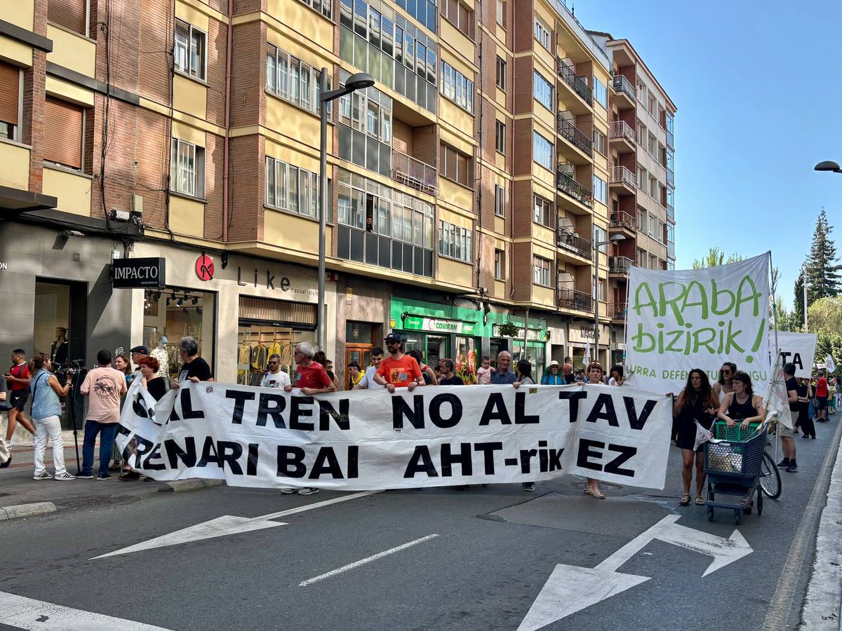 STEILAS_'s tweet photo. 📢🌱Gaur, kalera atera gara gure lurra, gure herriak eta gure etorkizuna defendatzera.

Ezin zaio aurrerapena deitu mendiak, laborantza lurrak eta paisaiak suntsitzeari, espekulazioaren mesedetan. https://t.co/uuc5WVzyR6