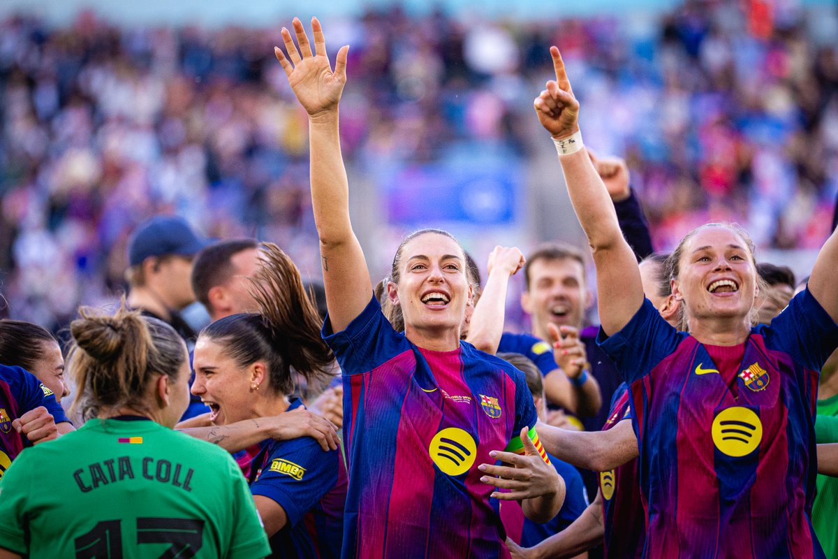 FCBfemeni's tweet photo. Totes les jugadores cantant l’himne del Barça 😍 https://t.co/77NZ0jCIqT