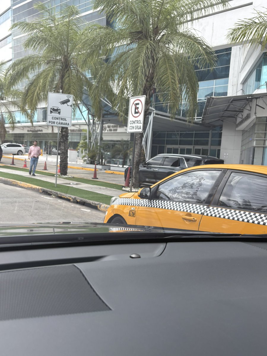 jarauz36's tweet photo. Disque control de Grua!!! Todos los dias los encuentras ahi en punta pacifica @ATTTPanama @policiadepanama @traficocpanama @Traficologo1 https://t.co/JKCcayJNhU