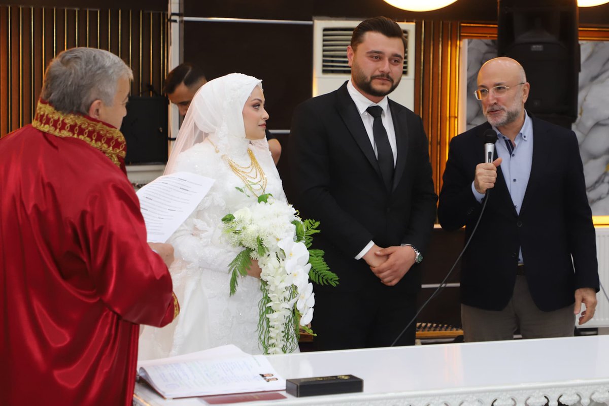 akpartiafyon's tweet photo. İl Başkanımız Av. Turgay Şahin, İl Gençlik Kolları Yönetim Kurulu Üyemiz Nureddin ve Melike çiftinin Şuhut ilçesinde düzenlenen düğün cemiyetine katıldı.

Başkanımız, genç çiftimizin nikâh şahitliğini gerçekleştirerek kendilerine bir ömür boyu mutluluklar temennisinde bulundu.

Düğün cemiyetin de İl Gençlik Kolları Başkanımız, Şuhut İlçe Başkanımız, teşkilat mensuplarımız ve AK Gençlerimiz de yer aldı. 

Nureddin ve Melike çiftimize iki cihan saadeti diliyor, ailelerini tebrik ediyoruz.