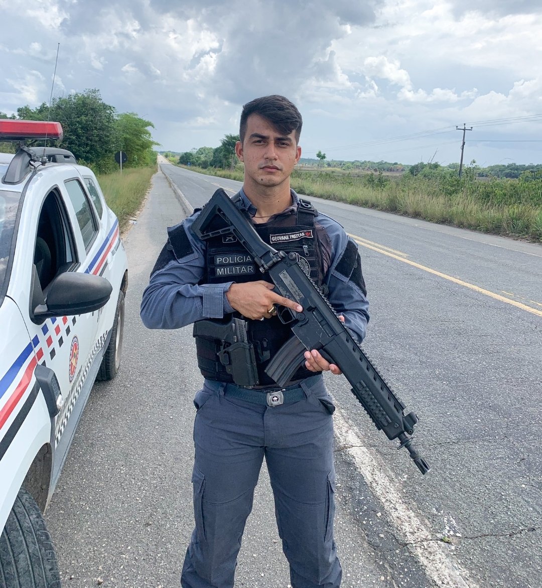 idolizemen's tweet photo. Tá podendo falar de policial? https://t.co/Q33ET6hN5M