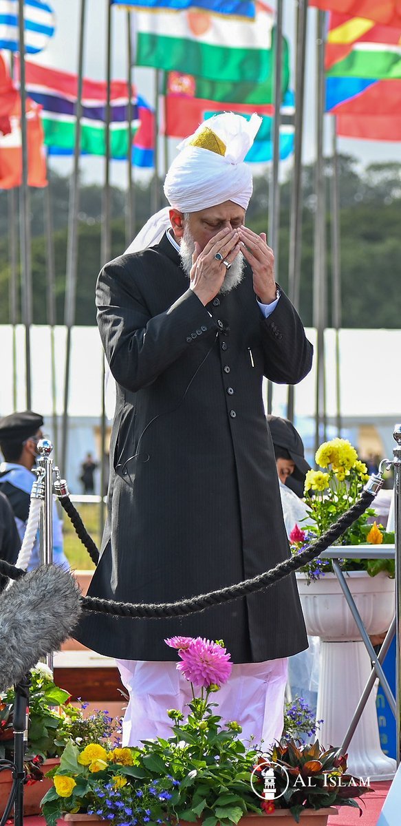 abdulnoor497's tweet photo. #KhilafatForPeace

"May Allah the Almighty enable true peace to emerge and 

may the long shadows of war and conflict that hover above us be replaced by blue skies of peace and prosperity."

- Hazrat Mirza Masroor Ahmad (aba) https://t.co/YmaWofKQB8