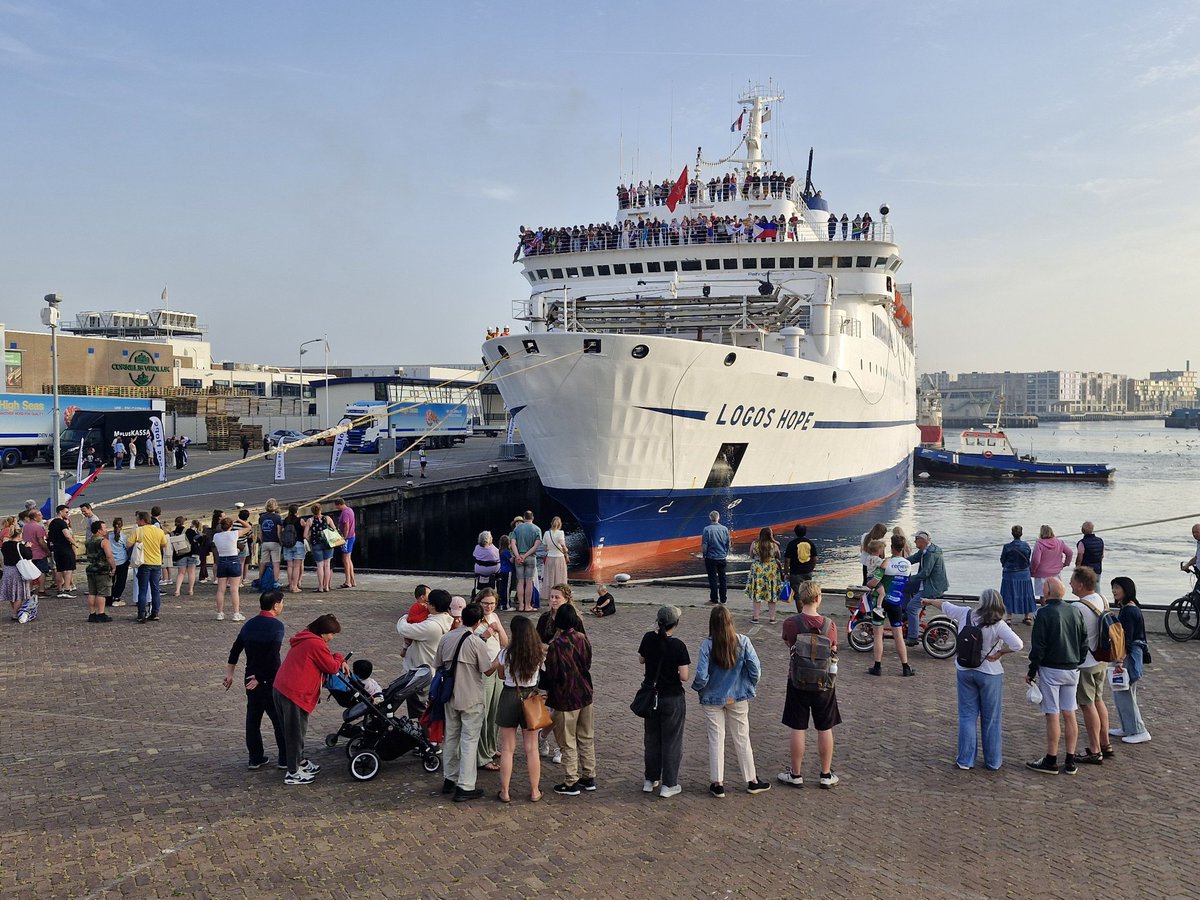 DTpersfoto's tweet photo. Onder grote belangstelling kwam zaterdagavond de Logos Hope de haven van Scheveningen binnenvaren.  Info en voor bezoek aan het schip : https://t.co/VqfVF88Es3 https://t.co/QT0WX9hP5f