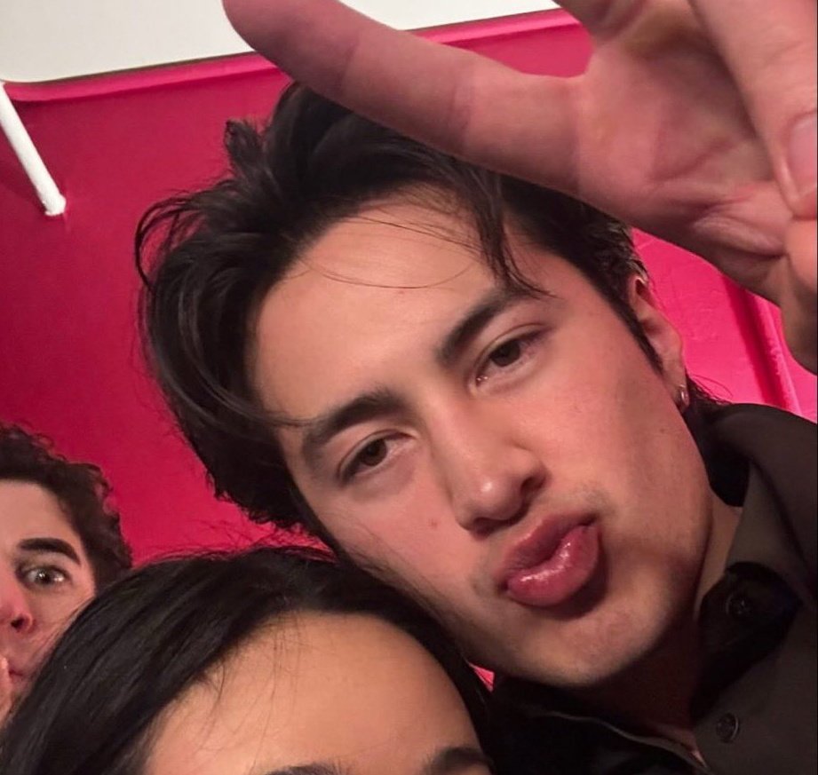 thehudprint's tweet photo. he loves himself a kissy face https://t.co/D1FJZhcYjJ