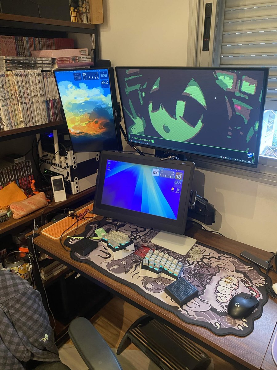 Just_Mokimo's tweet photo. current drawing setup.
im really happy with my corner https://t.co/jwIzthQ6iW