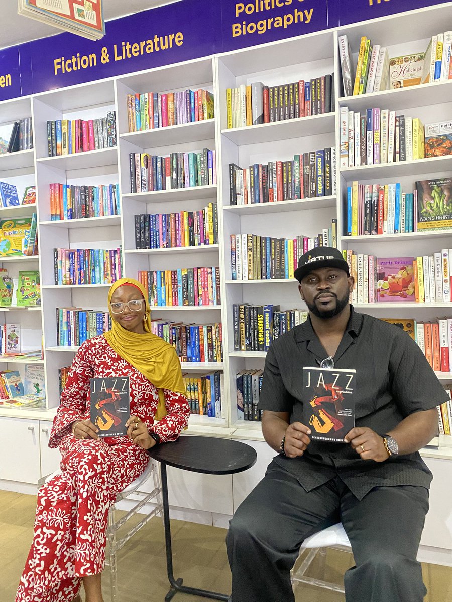 sacchiereads's tweet photo. TINY RECAP

1&amp;2: my lovely friend Tess showed up with giftssss! 🌚do am if e easy.
3: my PAYPA girls showed upppp
4: a picture with the brilliant author of Jazz Negotiations @echenduka https://t.co/DCTTVXDIEe
