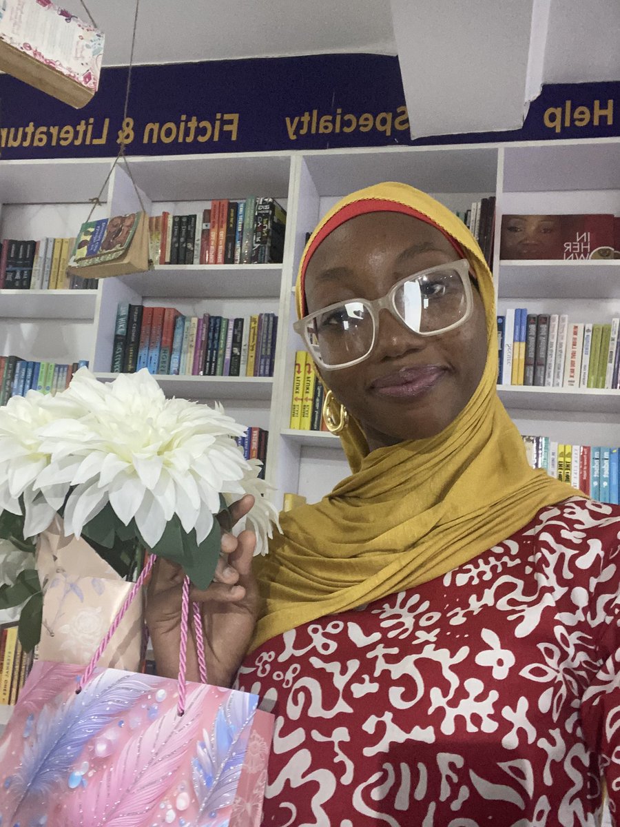 sacchiereads's tweet photo. TINY RECAP

1&amp;2: my lovely friend Tess showed up with giftssss! 🌚do am if e easy.
3: my PAYPA girls showed upppp
4: a picture with the brilliant author of Jazz Negotiations @echenduka https://t.co/DCTTVXDIEe