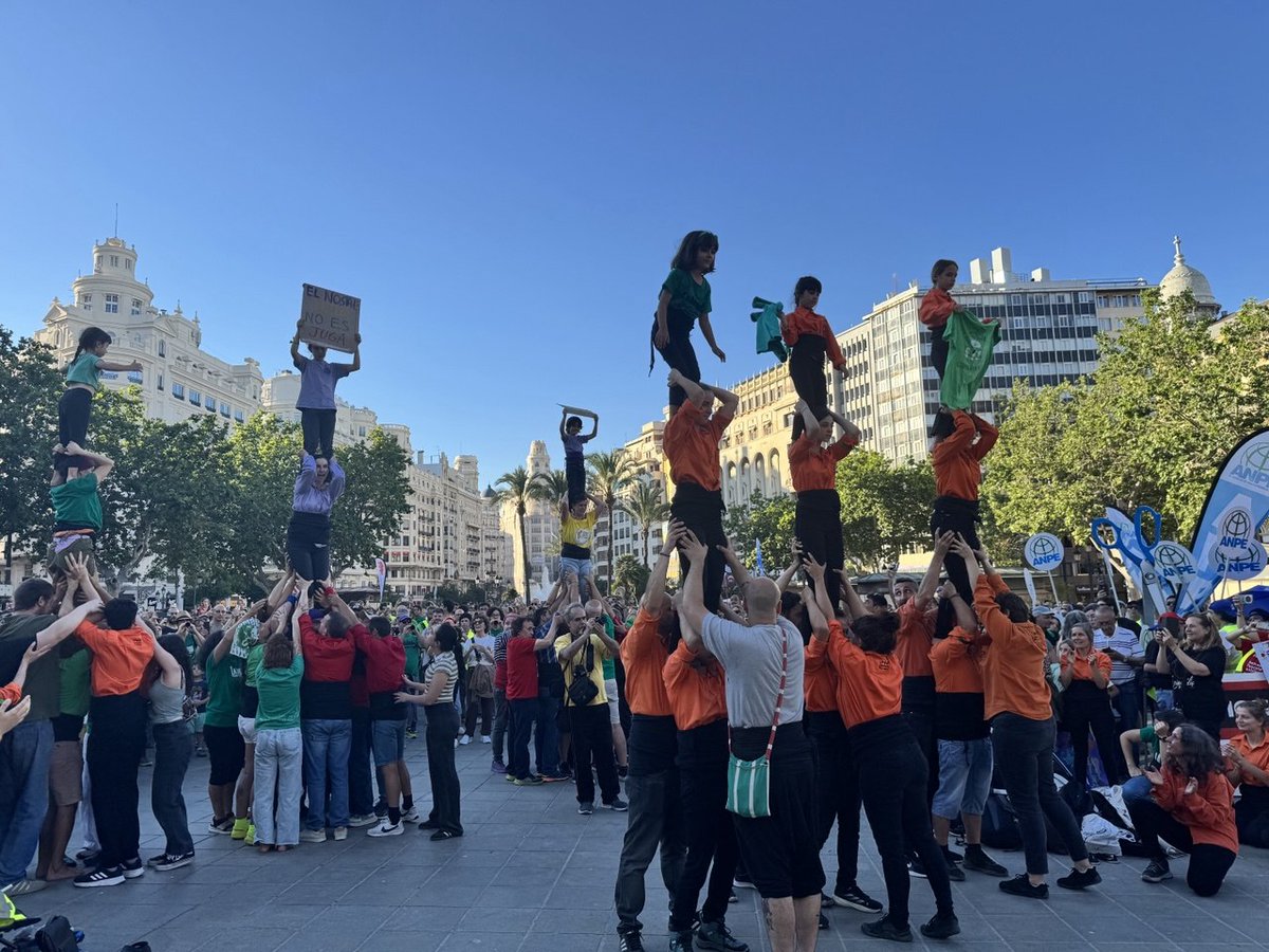 ester_cg's tweet photo. Emociona vore la resposta de la comunitat educativa de suport a la vaga del personal docent.
Aquesta multitudinària manifestació mostra la indignació col·lectiva per com el Govern valencià està gestionant les negociacions. Tot el nostre suport a l'escola pública 💪 https://t.co/BtSE0y7TEm
