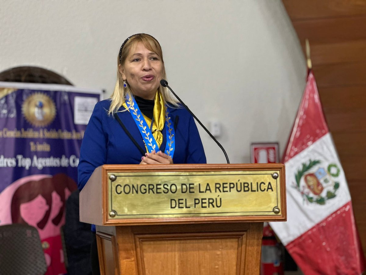 MilkaSilva14's tweet photo. En el homenaje 100 madres Top Agentes de cambio https://t.co/cW25w1x1l6