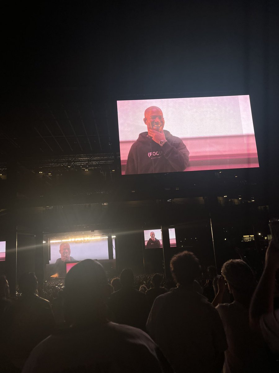 Mescud's tweet photo. Thanks for an awesome show last night @kidcudi. Singing every song word-for-word with some of my best friends will be a moment I will always cherish! https://t.co/IVKyFdqP3p