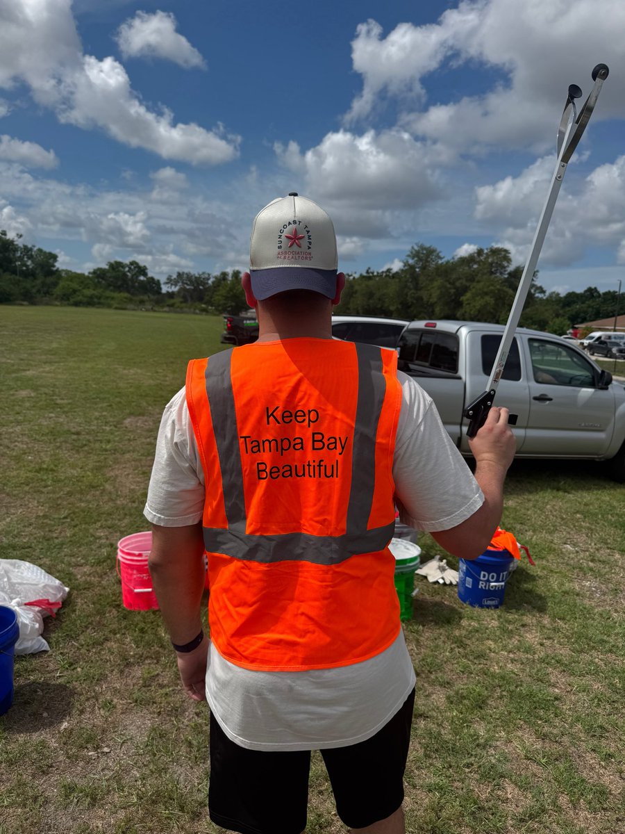 NextgenTCS's tweet photo. 💙🇺🇸 Kicking off Memorial Day weekend by giving back! Today, the @SuncoastTampa REALTORS®, STAR Affiliates &amp; STAR YPN joined @KeepTBB and local volunteers for a Road Clean-Up in #Tampa! ♻️🌴💪 Join us at the next one, all are welcome! 💚 #KTBB #VolunteerDay #GiveBack https://t.co/esCuMUeLwz