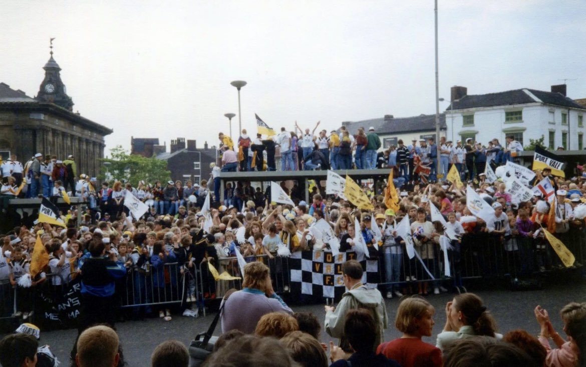 pvfcprogs's tweet photo. #OnThisDay 23/5/93

The Homecoming Parade, Autoglass Trophy Winners 1993

Vale’s victorious players paraded the streets of S-o-T with the Autoglass Trophy, lined with thousands of fans &amp; Burslem was awash with celebrating Valiants to see their heroes arrive home #portvale #pvfc https://t.co/X6CNRBfU6k