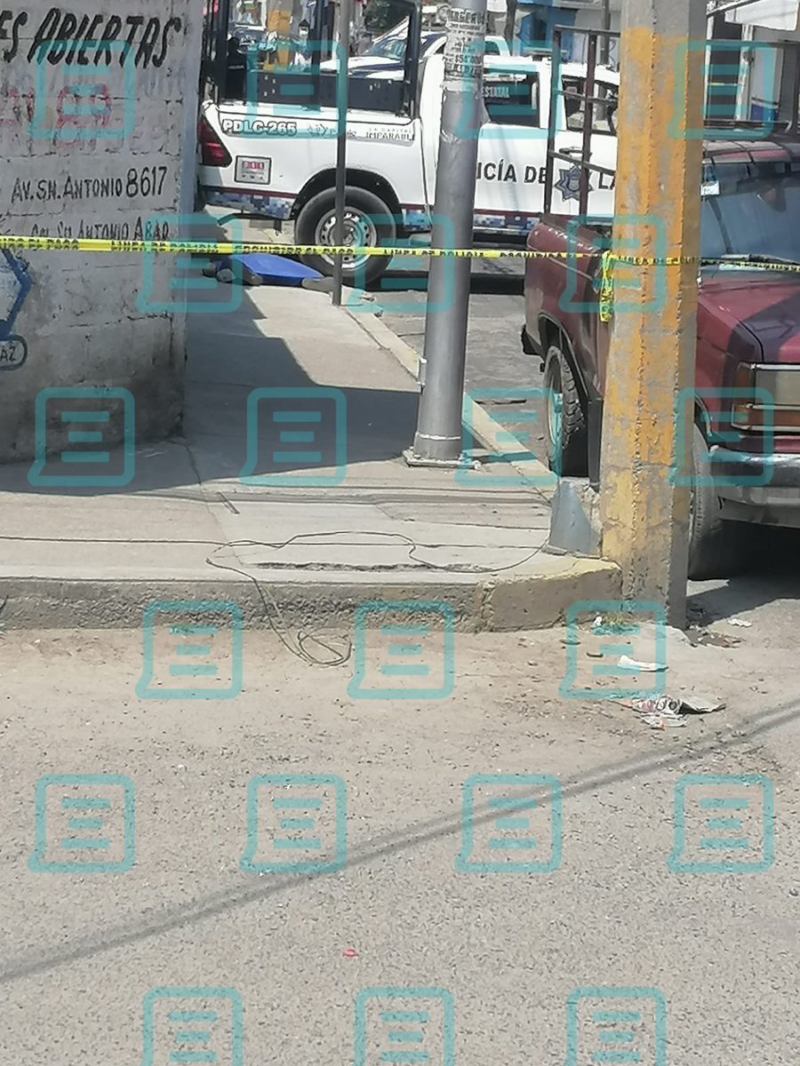 entrelineaspue's tweet photo. 🚨 Un hombre perdió la vida tras ser atacado a balazos en la colonia Miguel Hidalgo, sobre la 16 de Septiembre, en #Puebla. ⚠️

De acuerdo con los primeros reportes, los responsables escaparon a bordo de una motocicleta negro con blanco con dirección a la autopista. 🏍️🚔 https://t.co/tYPvRJulJA