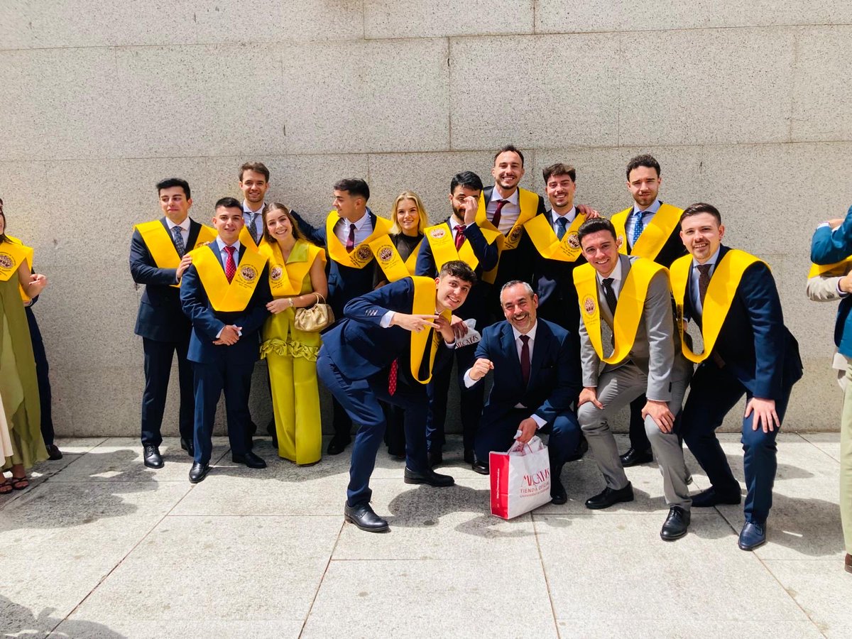 doctorborrego's tweet photo. Y estos son mis “ahijados”, todos guapos y todos buena gente. 
🔻Sois un orgullo y una satisfacción  @usal 
🔻Con gente como vosotros tenemos asegurada la atención médica en este país. 
☘️Os deseo lo mejor https://t.co/7EdiOjWmXz