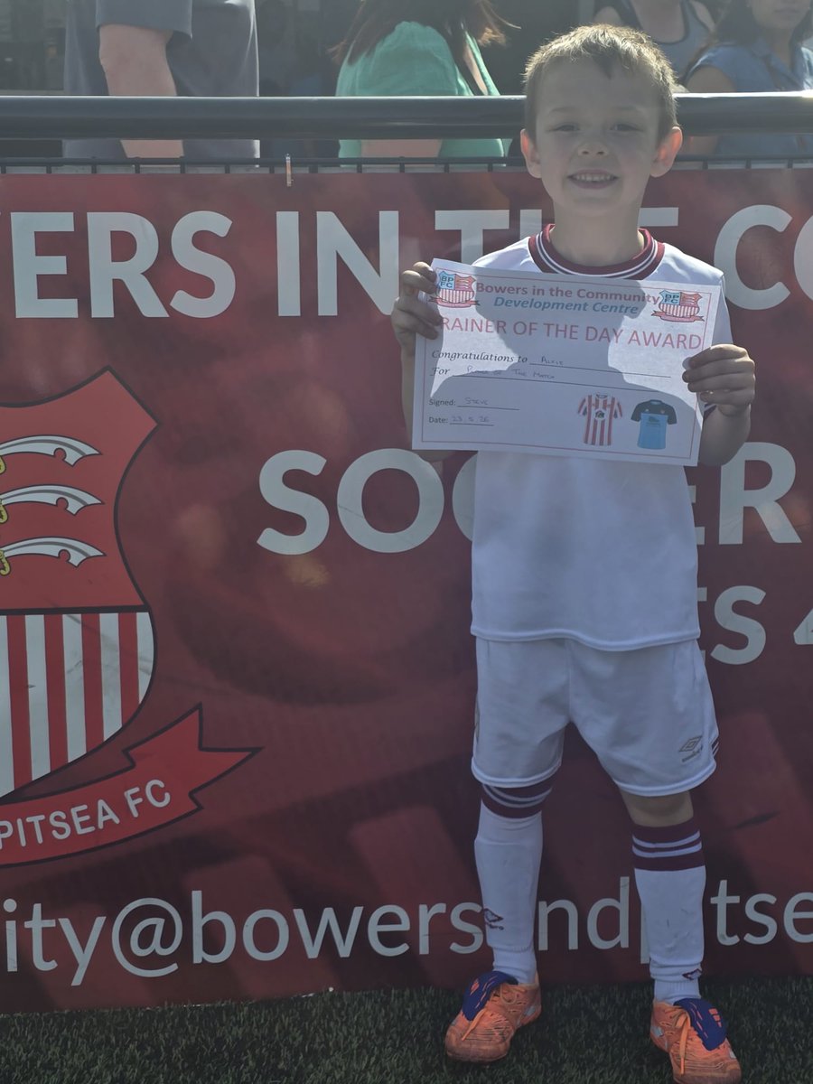 BandPCommunity's tweet photo. ⚽🔴 Another Great Weekend of Community Football! ⚪⚽

Fantastic effort from everyone who attended our sessions today, especially in the heat 🥵 🔥 ☀️ 

Well done to our certificate winners and all players involved 👏

#bowersinthecommunity #basildon #footballdevelopment https://t.co/WysZyfSpzM