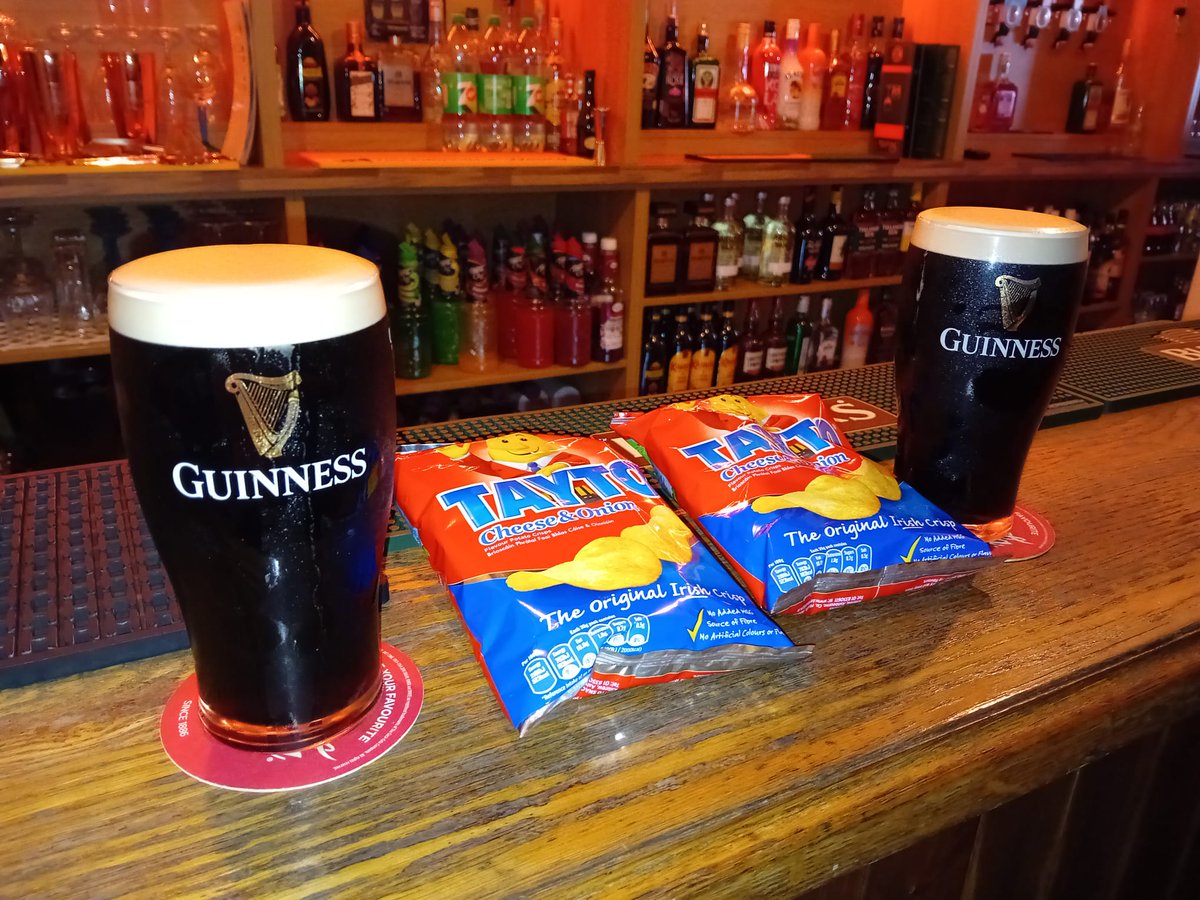 murphy_policy's tweet photo. A saturday Irish feast......

#guinness #tayto #ireland https://t.co/BylSTjq34j