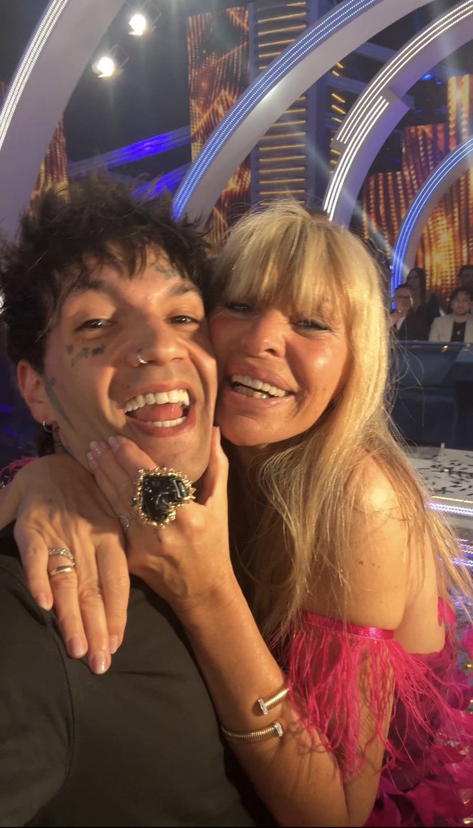 THEREALSCANDAL's tweet photo. alla festa di mia madre sarò costretto a mettermi delle piume (non l’avrei mai fatto per nessuno ma per lei qualsiasi cosa) https://t.co/V0SeMaIPpR