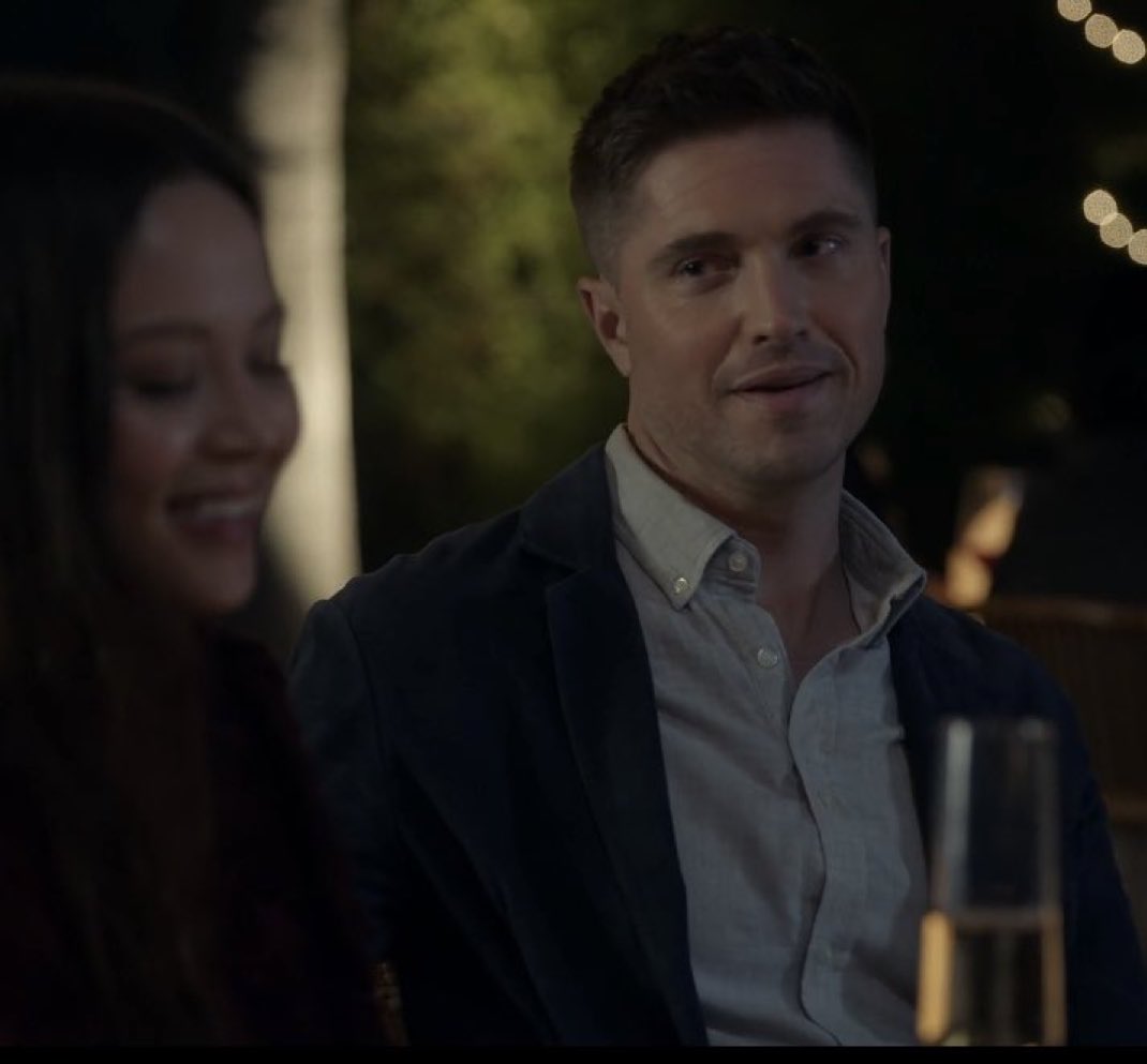chenfordamee's tweet photo. He was looking at another woman like that IN FRONT OF HIS GF, he really didn't care https://t.co/klQysVKgeg
