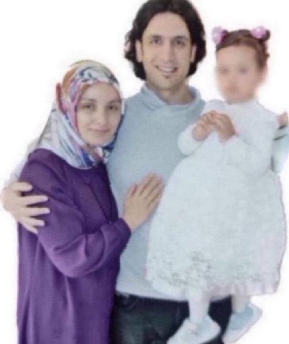 Tutsak_Bebek's tweet photo. Saime daha 8 aylık bir bebekti…
Annesiyle birlikte cezaevine girdi.

Bugün 6 yaşında.
Çocukluğunun en güzel yılları parmaklıkların gölgesinde geçti.

Hemşire Yasemin Melizci ve eşi Kasım Melizci, 2021’den beri cezaevinde.
Bir çocuğun hafızasında oyuncaklardan çok ayrılık ve özlem varsa, orada büyük bir adaletsizlik vardır.

Çocuklar korkuyla değil, sevgiyle büyümeli.
Bu zulüm sona ermeli. 

MehmetParlak AcilTahliye

@ctisik