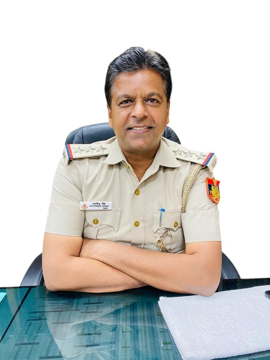 Chandan30658665's tweet photo. दिल्ली पुलिस की जांबाज टीम को सलाम! 👏
जहांगीरपुरी इलाके में दहशत फैलाकर अवैध वसूली करने वाले एक खतरनाक गिरोह को नेस्तनाबूद करके दिल्ली पुलिस ने एक बार फिर साबित कर दिया है कि "कानून से ऊपर कोई नहीं।"
🌟 इस बड़ी कामयाबी के मुख्य आकर्षण:
सराहनीय तत्परता (Swift Action): वारदात के चंद घंटों के भीतर ही सभी 3 शातिर अपराधियों और 3 कानून का उल्लंघन करने वाले किशोरों (CCLs) को दबोच लेना पुलिस की बेहतरीन कार्यकुशलता को दर्शाता है।
दहशत का खात्मा: ई-रिक्शा पार्किंग मालिक पर जानलेवा हमला कर इलाके में खौफ पैदा करने वाले आदतन अपराधियों (Habitual Offenders) को पकड़कर पुलिस ने आम जनता में सुरक्षा का विश्वास बहाल किया है।
तकनीकी और जमीनी नेटवर्क का सटीक तालमेल: टेक्निकल सर्विलांस और लोकल इंटेलिजेंस का इतनी सटीकता से उपयोग करना टीम की पेशेवर क्षमता (Professionalism) का सबूत है।
👑 नेतृत्व और टीम को विशेष बधाई:
"एक मजबूत कप्तान ही अपनी सेना से सर्वश्रेष्ठ प्रदर्शन करवा सकता है।"
सुश्री आकांक्षा यादव (IPS), डीसीपी/उत्तर-पश्चिम जिला: आपके कुशल और कड़े नेतृत्व की वजह से ही टीम ने इतनी संवेदनशीलता के साथ इस केस को रिकॉर्ड समय में सुलझाया। आपका मार्गदर्शन पूरी टीम के लिए प्रेरणास्रोत है।
एसीपी योगेंद्र खोखर और इंस्पेक्टर सतविंदर सिंह (SHO/जहांगीरपुरी): जमीनी स्तर पर बेहतरीन रणनीति बनाने और ऑपरेशन को क्लोज मॉनिटर करने के लिए आप दोनों बधाई के पात्र हैं।
एसआई दीपक कुमार और जांबाज टीम (एचसी दिनेश मीणा, एचसी सुनील, काउंटेबल योगेश): जिन्होंने अपनी जान की परवाह न करते हुए, हथियारों से लैस इन बदमाशों पर त्वरित रेड की और उन्हें हथियारों (चाकुओं) के साथ रंगे हाथ दबोच लिया। आप असली हीरो हैं!
दिल्ली पुलिस का यह कदम बाकी अपराधियों के लिए एक कड़ा संदेश है कि अगर दिल्ली में अपराध करोगे, तो बचने का कोई रास्ता नहीं मिलेगा।
जहांगीरपुरी थाना और उत्तर-पश्चिम जिला पुलिस की इस पूरी टीम की पीठ थपथपाई जानी चाहिए। शाबाश दिल्ली पुलिस! हमें आप पर गर्व है! 👮‍♂️✨👍 @DelhiPolice @CPDelhi @SrivastvaDevesh @Vijay_Singh_IPS @DCP_NorthWest @SatvinderDP
