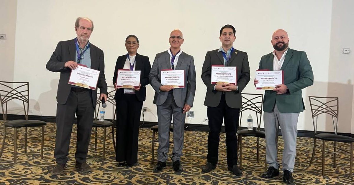 UPVictoria's tweet photo. El Dr. Jorge Arturo Hernández , docente de la #UPVictoria, participó como panelista en el seminario “El rumbo de la Transformación Digital de Tamaulipas”. En el evento se analizaron los retos de las tecnologías emergentes y la formación de capital humano.
#Tamaulipas #CdVictoria https://t.co/LF8BEykB3g