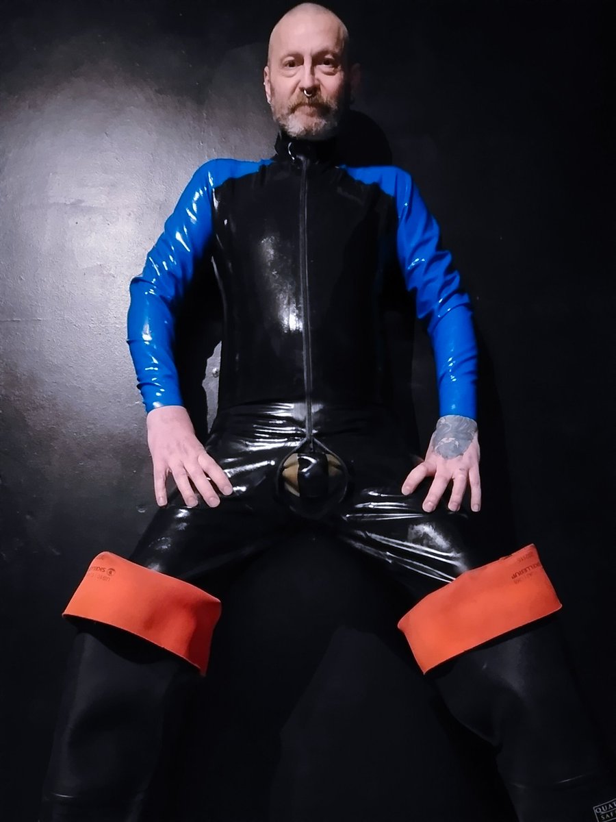 FFRubberpigUK's tweet photo. Ages since I put this suit on.
#Rubber #Latex #Rubbermen #RubberGear #TeamShiny https://t.co/Zb0PmfxvkY