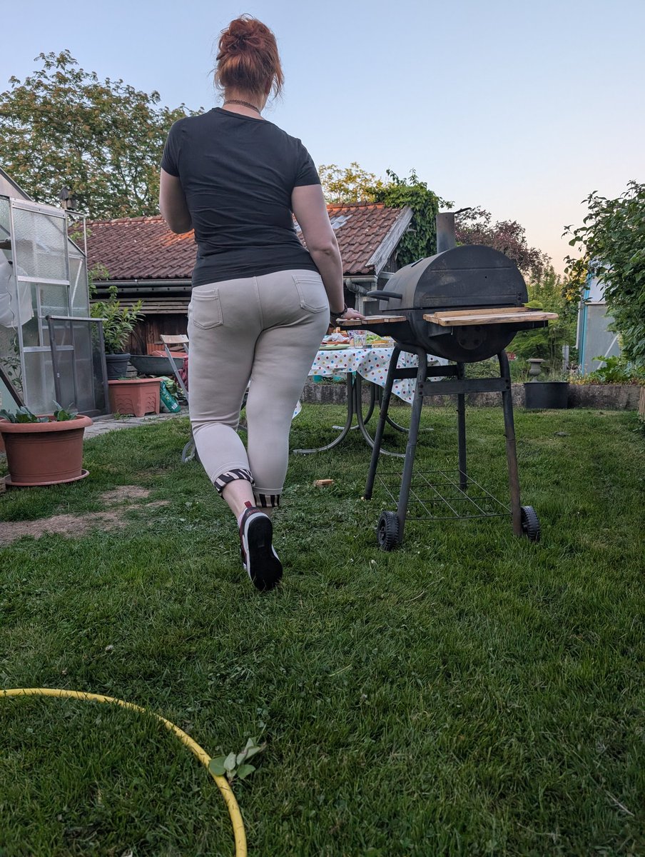 Alice17002's tweet photo. Glaubst du meine Sohlen sind heißer wie die Gluht😏🥵 https://t.co/QmVVT0blqN