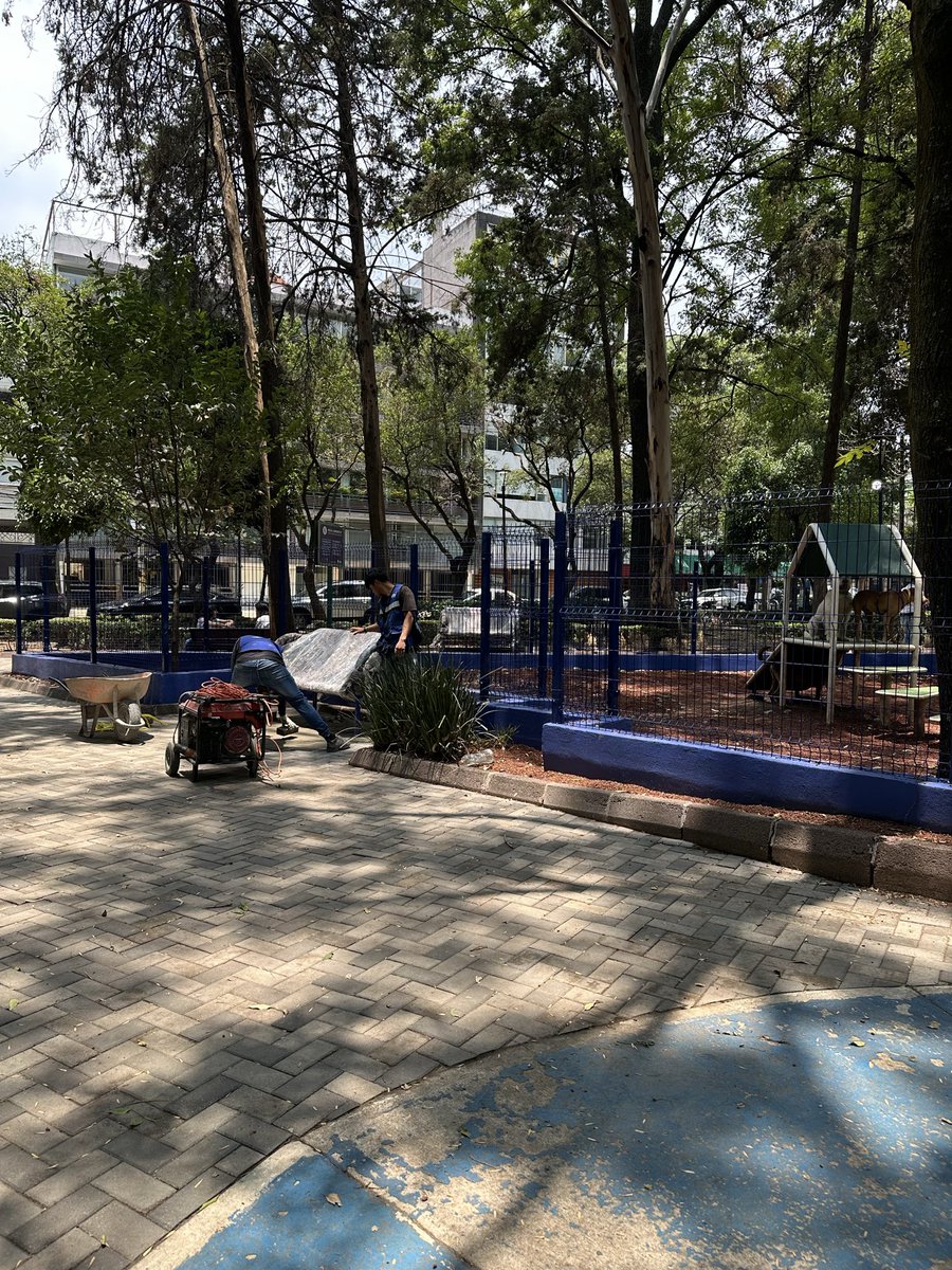 robrues's tweet photo. Y los botes de basura del parque Alfonso Esparza en la Nápoles? @BJAlcaldia los quitaron todos con su remodelación. https://t.co/hKJLmm8mJM