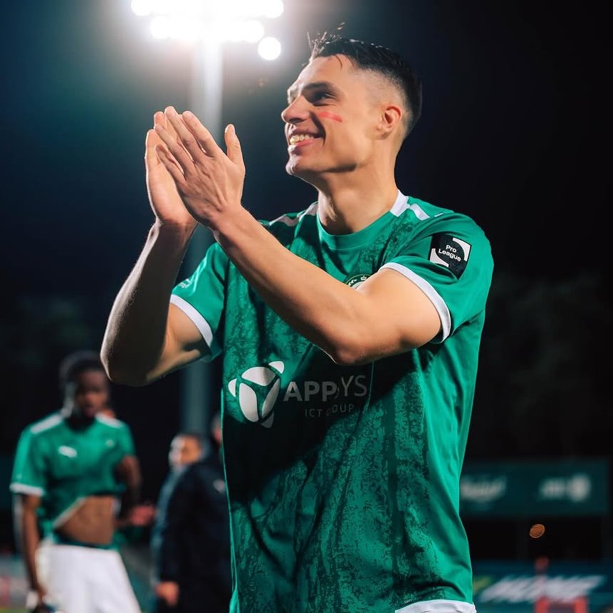 TimnasXtra's tweet photo. 🏆 PROMOTED!

Joey Pelupessy and Lommel SK seal promotion to the Belgian Pro League after a playoff win over Dender 👏