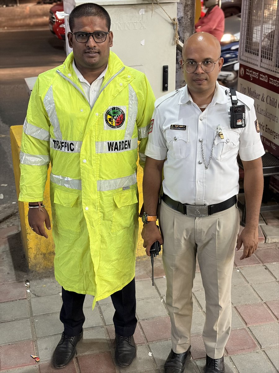 cchethan64's tweet photo. Today’s Traffic Warden duty along with @kslayoutrfps for smooth flow of traffic at Konanakunte cross junction🚦👮‍♂️ @blrcitytraffic @Jointcptraffic @DCPSouthTrBCP @acpsouthtrf https://t.co/aHwjTFauVs