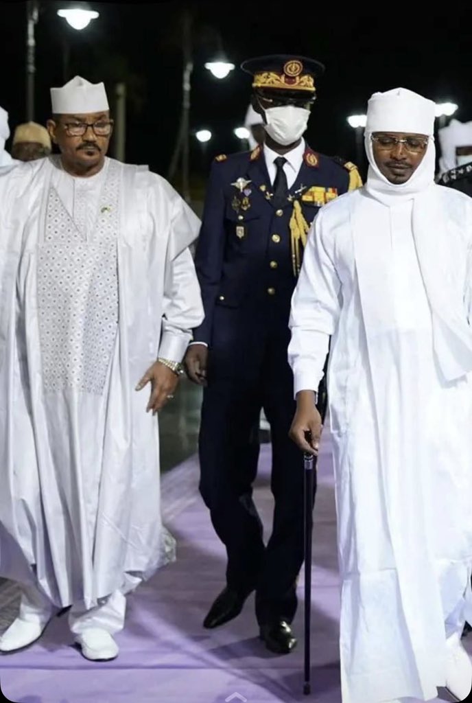 mtfor19's tweet photo. وصل رئيس الجمهورية #تشاد محمد إدريس ديبي إلى جدة لأداء مناسكِ الحج ومعه 134 مرافقا وهذا عددُ كبيرُ تتحمل الدولة نفقته و عندما حج حسين حبري في عام 1978 كان عدد مرافقيه 9 أشخاص فقط وقد جاءوا مع طائرة بعثة الحج التشادية وعادوا مع نفس المسافرين إلى أنجمينا عبث في أموال الدولة .…..؟! https://t.co/YULPtrjCE2