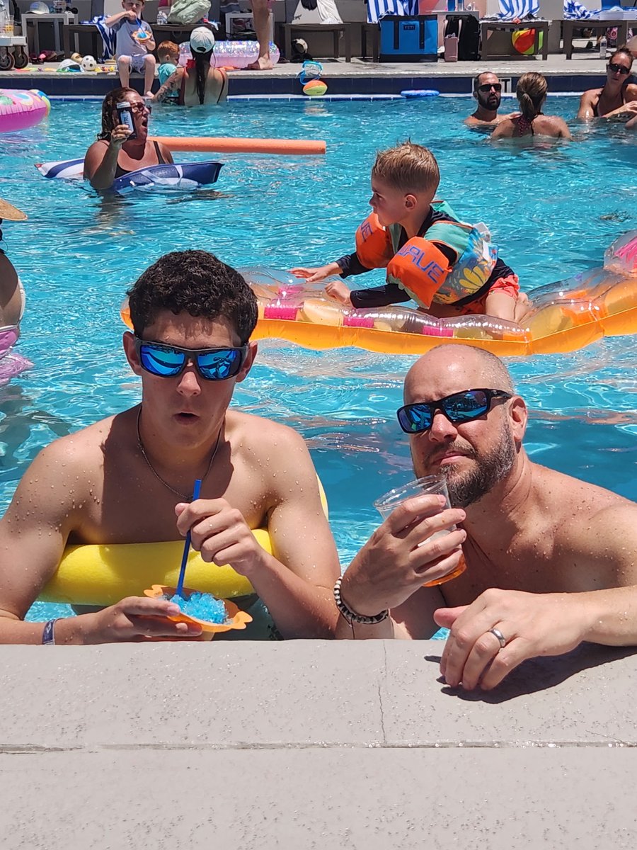 PSchatz9's tweet photo. Poolside 🙌 https://t.co/BgTOMD85zK
