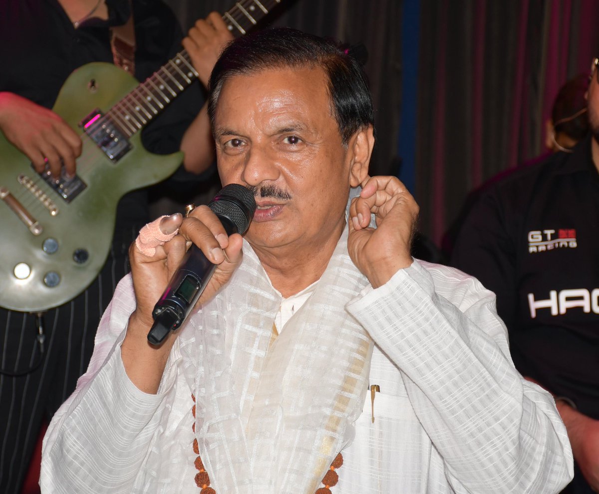 dr_maheshsharma's tweet photo. आज सेक्टर-43, नोएडा में साध्वी प्रज्ञा भारती जी द्वारा आयोजित भजन संध्या कार्यक्रम में सम्मिलित हुआ। https://t.co/Hv1oWFsEfz