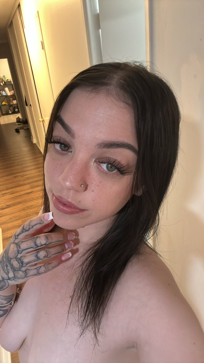 YurFavouriittee's tweet photo. It’s raining today perfect day for some online shopping, someone spoil me 🥰 
 https://t.co/HRw1DtyyAU Check out my profile on Throne!
#findom #Findom #findomdom #findomlife https://t.co/SooNKqMckY
